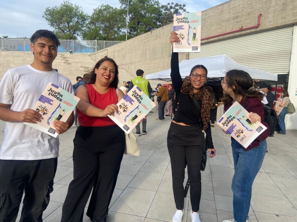 Jóvenes chilenos valoran la democracia, pero solo uno de cada cuatro está satisfecho con su funcionamiento