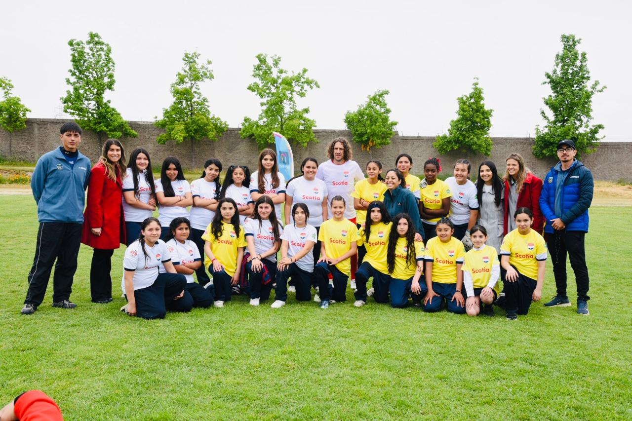 Exfutbolista español Carles Puyol participa de clínica deportiva con estudiantes de La Pintana