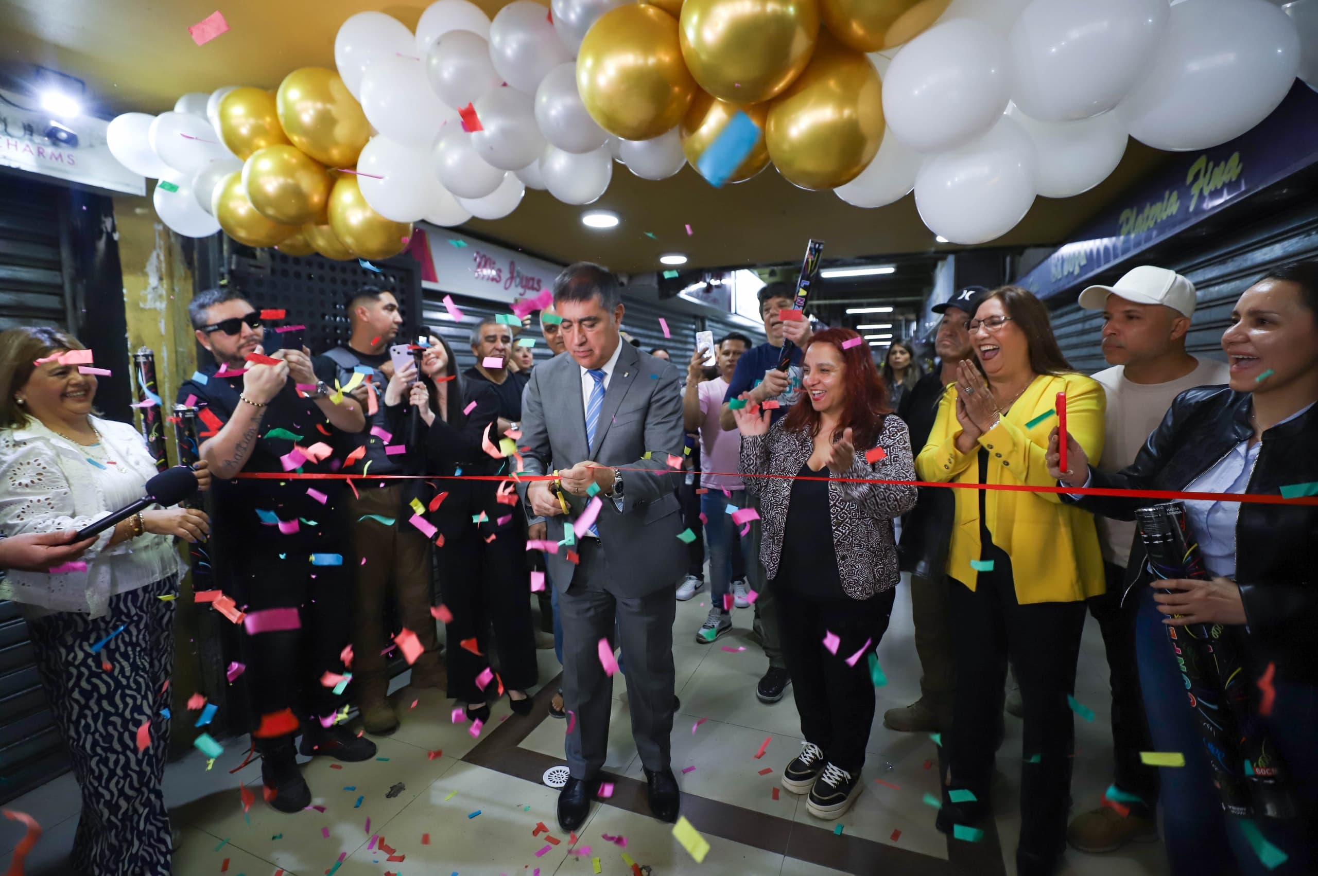 Reabren cerca de 230 locales del edificio Plaza de Armas en la comuna de Santiago