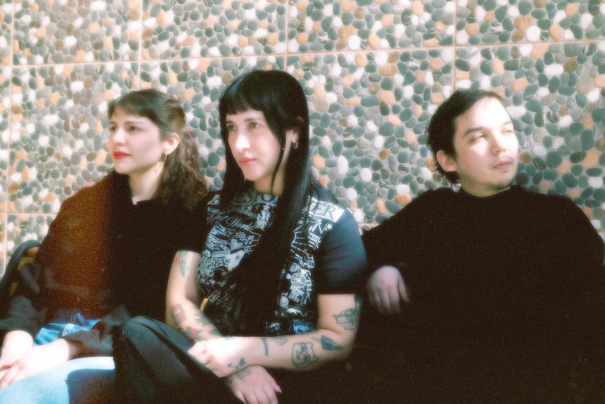 La nueva banda chilena presenta su primer sencillo y videoclip, “Sin Pretextos”ue busca posicionarse dentro de la escena indie nacional.