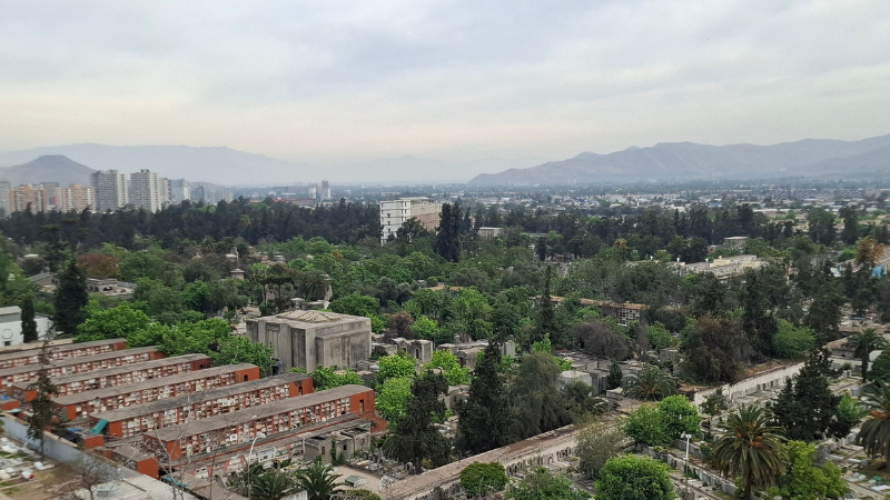 Santiago recupera cobertura vegetal, persisten brechas entre comunas del oriente y poniente