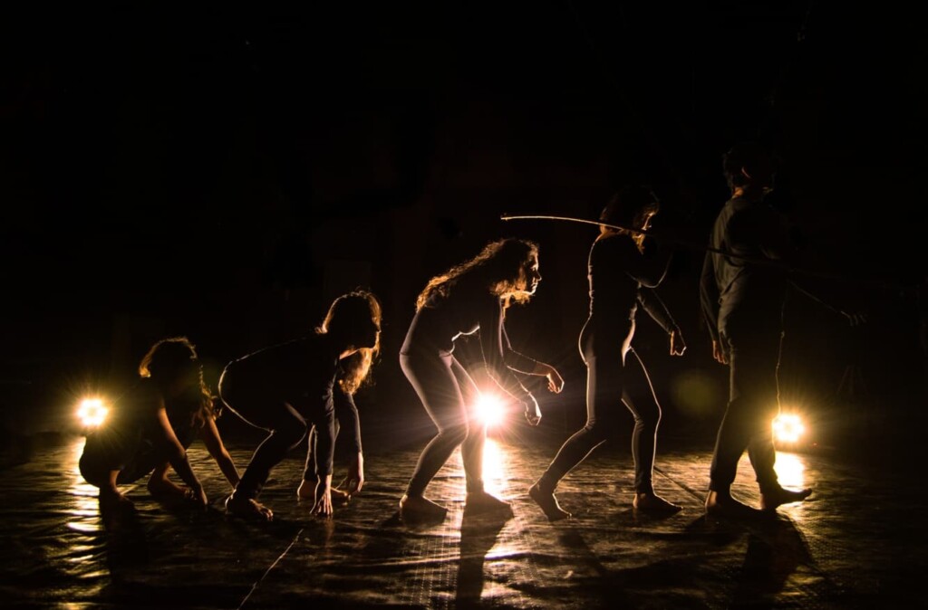Danza contemporánea sobre la evolución humana y el ciclo de las estrellas en Tiltil y Lo Prado