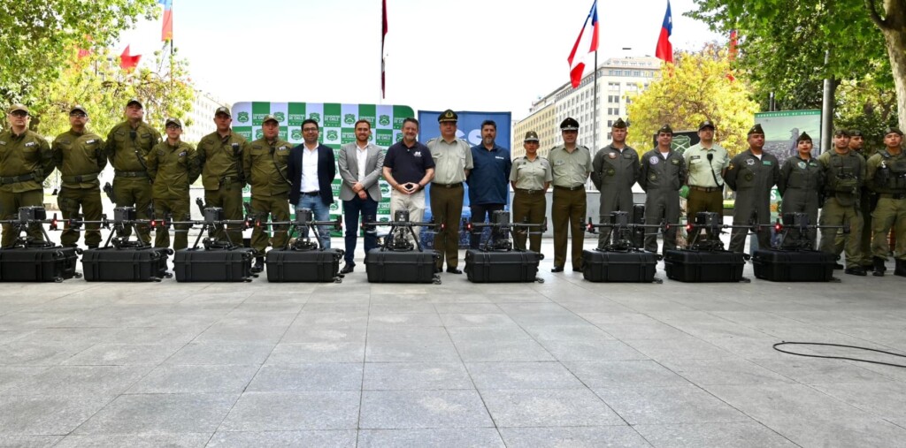 Gobierno de Santiago entrega 10 drones y 8 kits de irrupción a Carabineros de Chile 