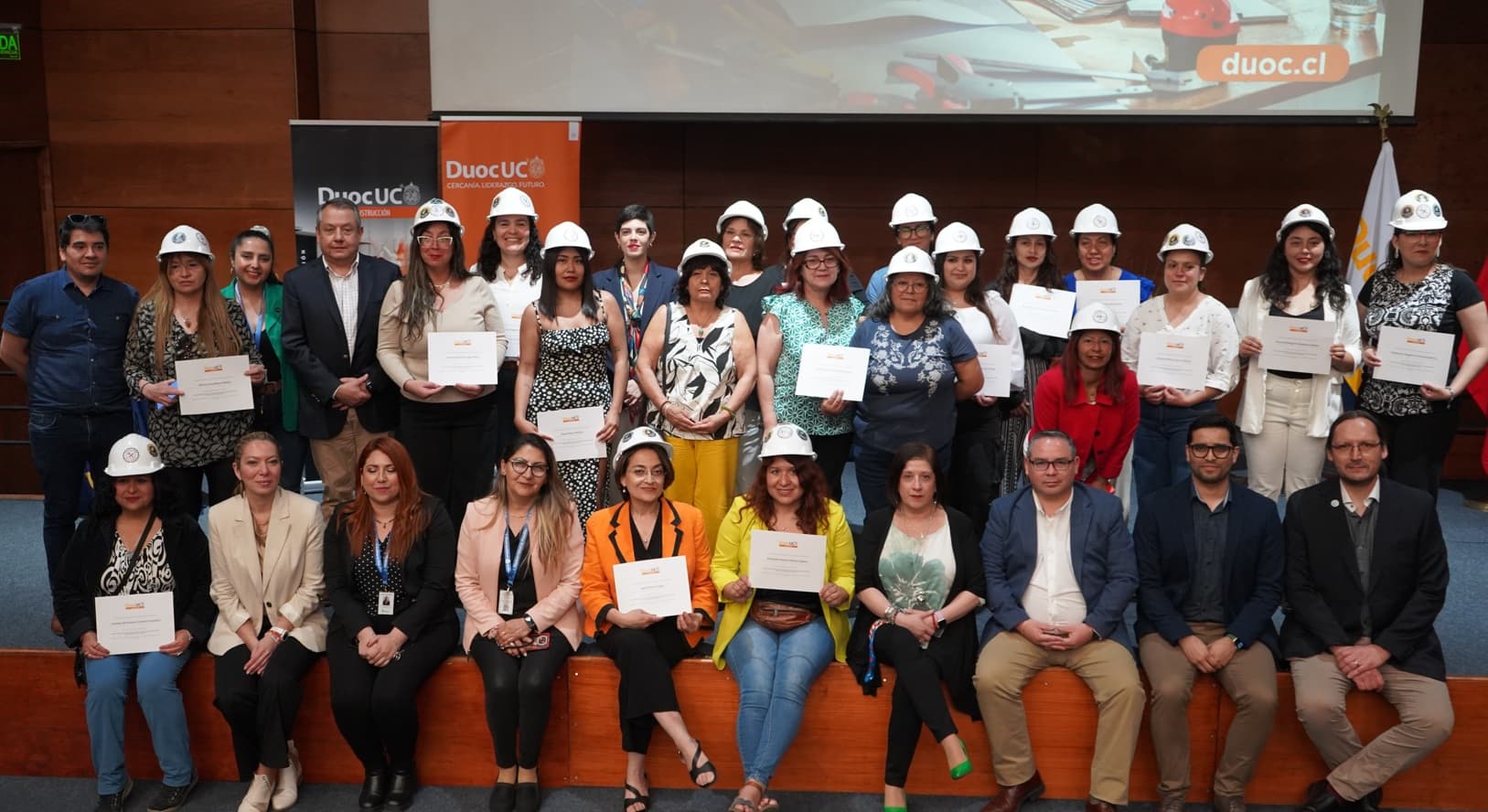 Escuela de Construcción y Duoc UC Alameda impulsan autonomía de mujeres en Peñaflor con talleres