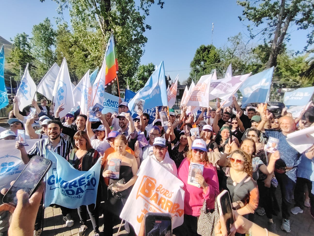 Alcaldes de la RM se despliegan en terreno en apoyo a Jeannette Jara