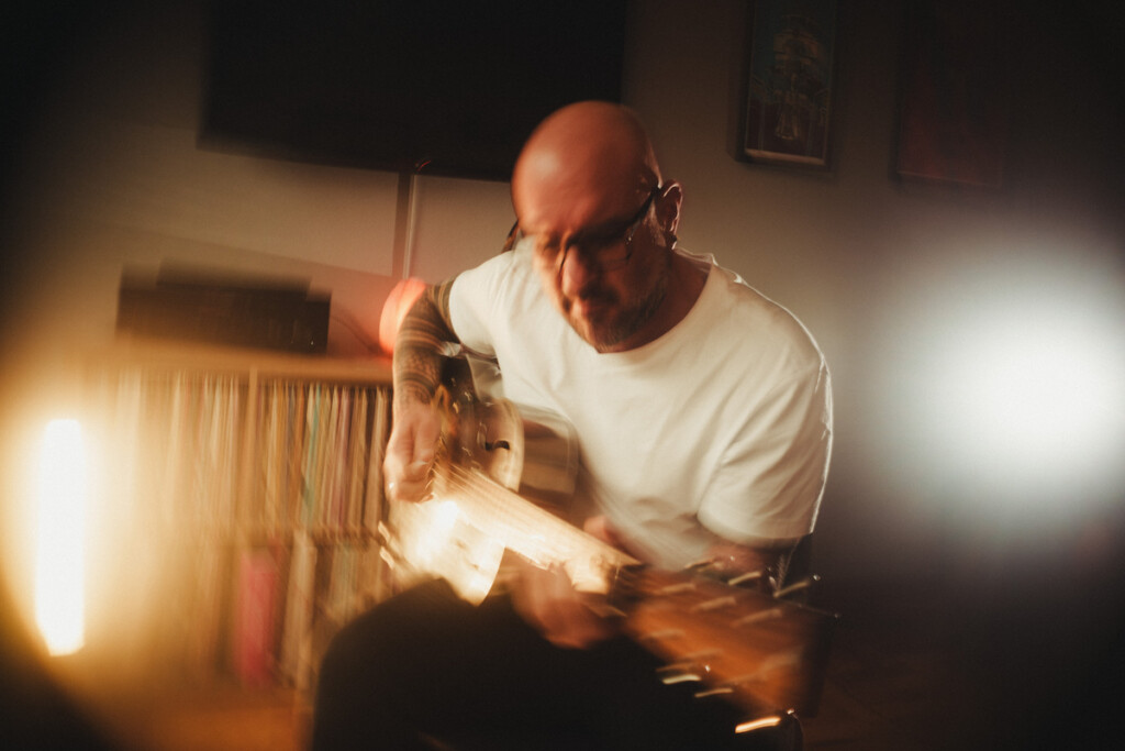 Ale Méndez presenta su nuevo single “Los que nada dicen”