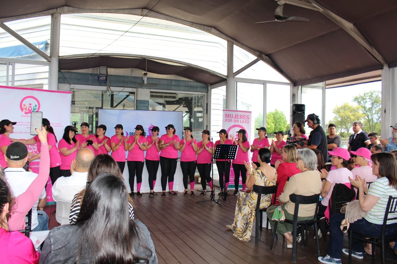 Equipo de canotaje en Colina busca concientizar sobre el riesgo de recurrencia en cáncer de mama