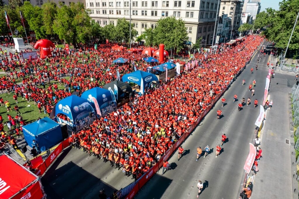 20 mil personas llenaron la Alameda en la tercera corrida gratuita “Gana Santiago”