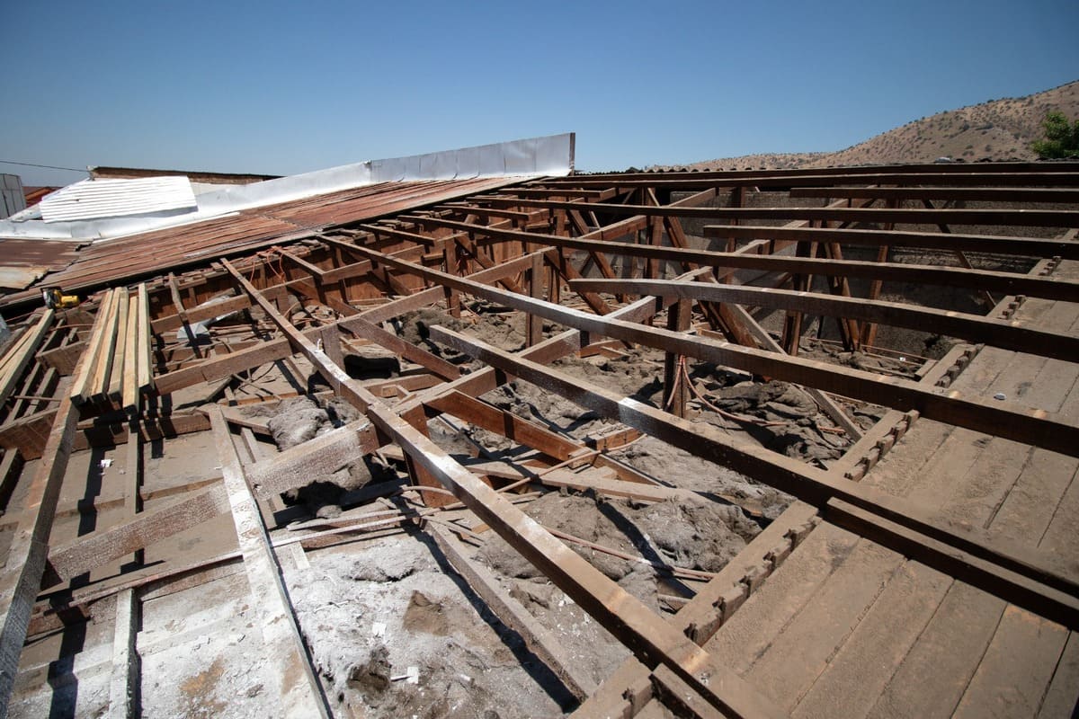 Huechuraba mejora techumbres y elimina asbesto en viviendas para 28 familias