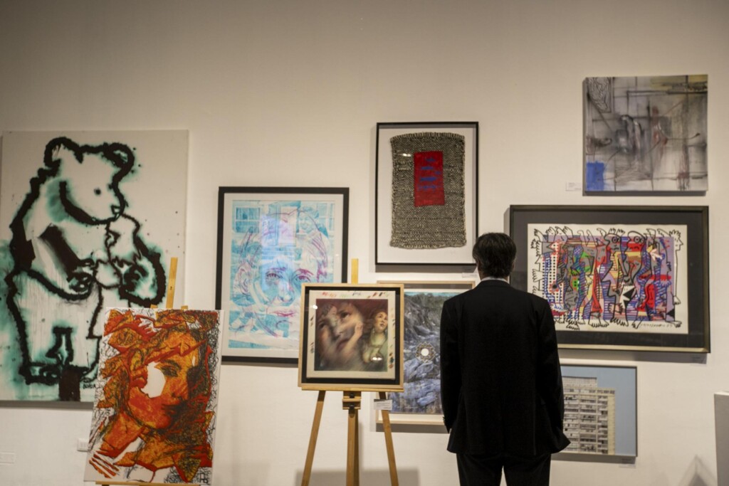 47 artistas chilenos subastan sus obras en beneficio de Teletón en la Sala de Arte CCU