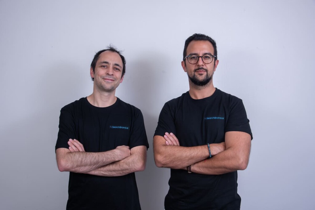 Startup chilena lanza plataforma para optimizar la visibilidad de marcas en chats de IA