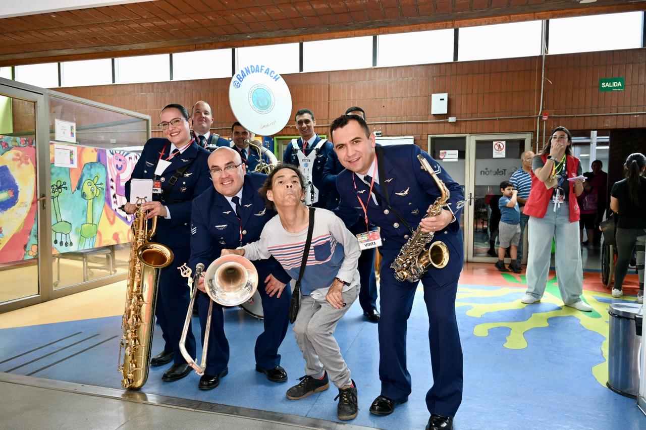 Fuerza Aérea compartió con los niños del Instituto Teletón Santiago