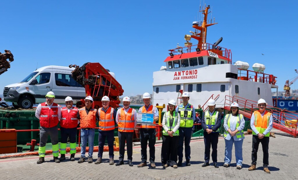 Transmarko traslada el primer minibús para conexión bimodal en Juan Fernández