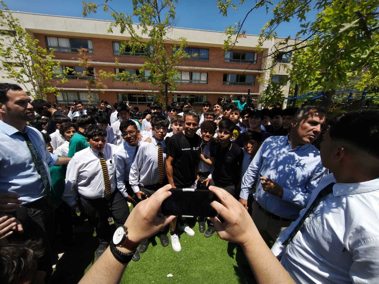 Javier Saviola realiza charla motivacional y clínica de fútbol a estudiantes de Puente Alto