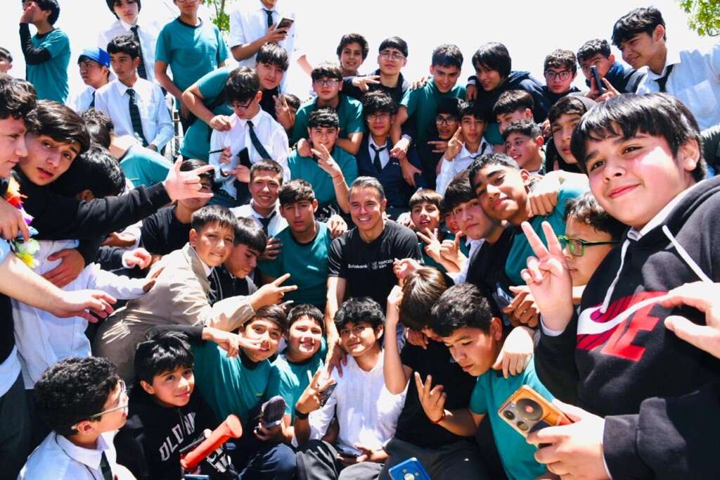 Javier Saviola realiza charla motivacional y clínica de fútbol a estudiantes de Puente Alto