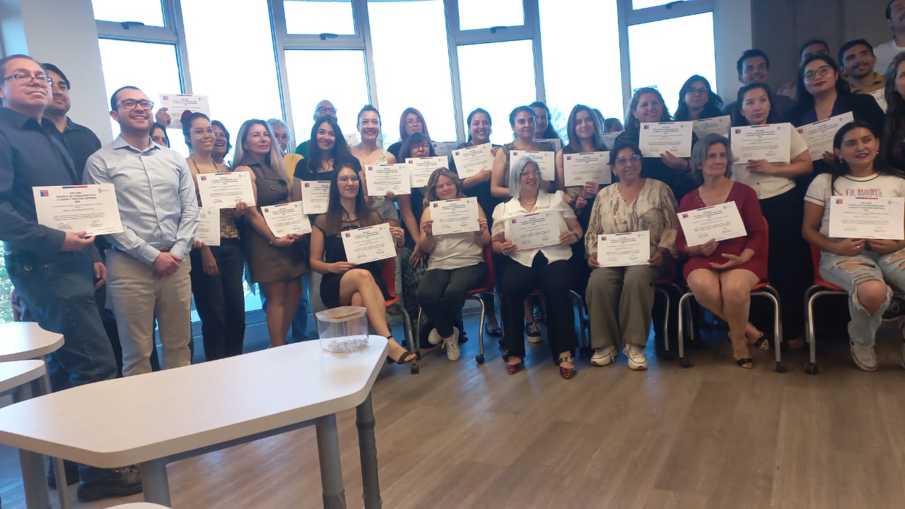 Cierre y certificación de Escuela de Formación para MIPES 2025 en la RM