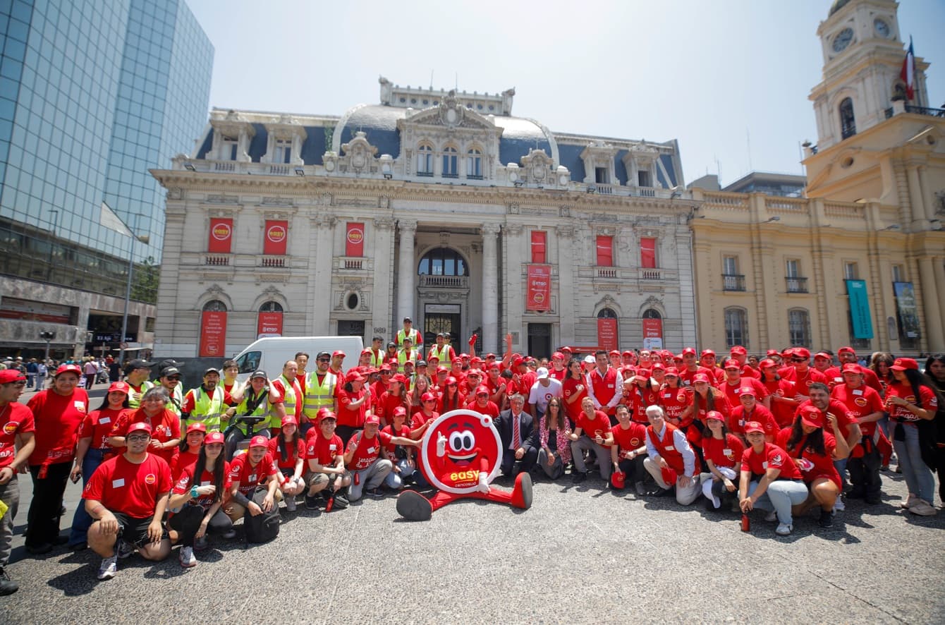 Más de 250 voluntarios recuperan la Plaza de Armas de Santiago en masiva jornada de limpieza y pintura