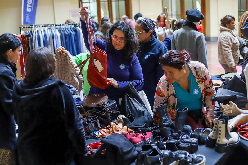 “Viste tu entrevista”: 500 personas fortalecen su inserción laboral gracias a alianza entre la Municipalidad de Santiago y Fundación Banco de Ropa
