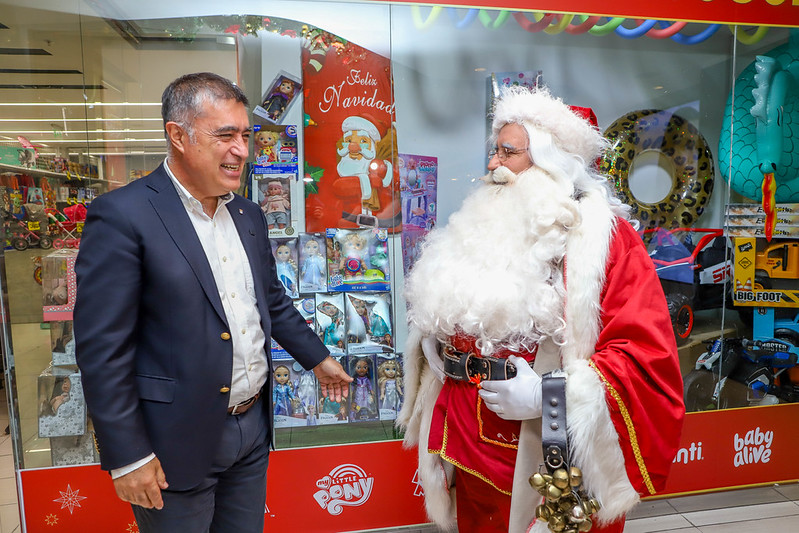 Santiago lanza “Vitrinas de Navidad 2025” para reactivar el comercio del centro