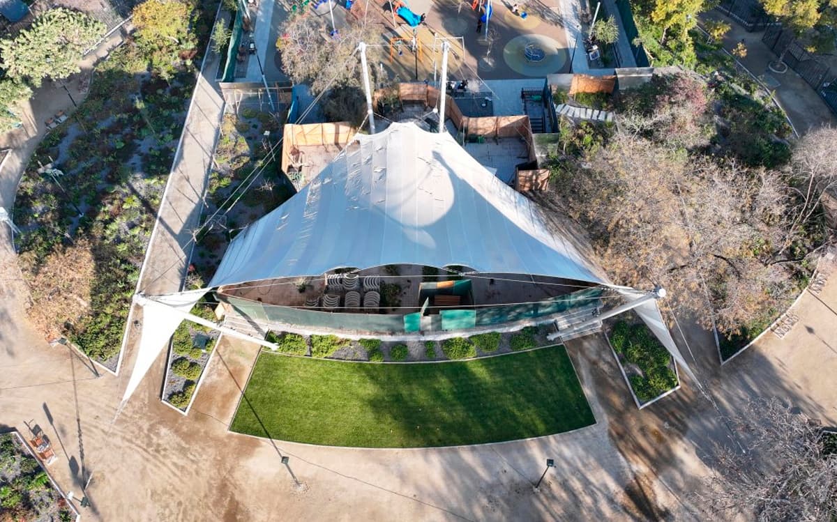 Providencia inicia la renovación del toldo del Anfiteatro en el Parque Bustamante