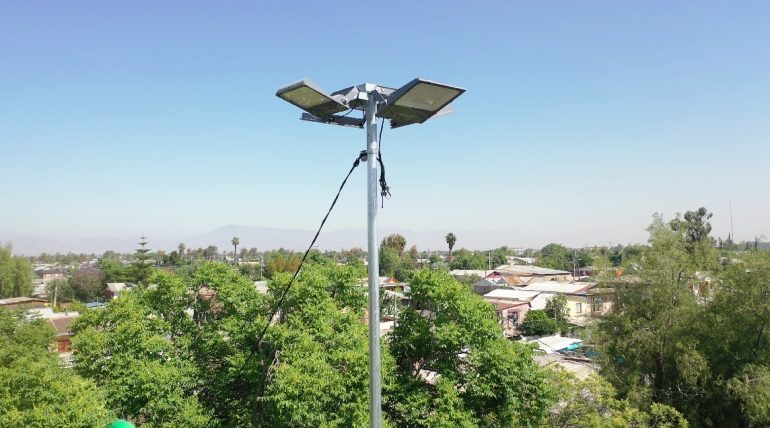 La Pintana instala nuevas torres de iluminación en Av. Gabriela con John Kennedy para reforzar la seguridad urbana