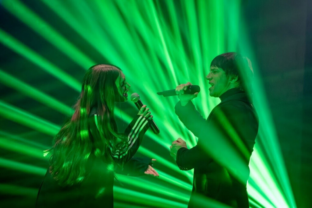 Turf y Yami Safdie presentan “Malas Decisiones”