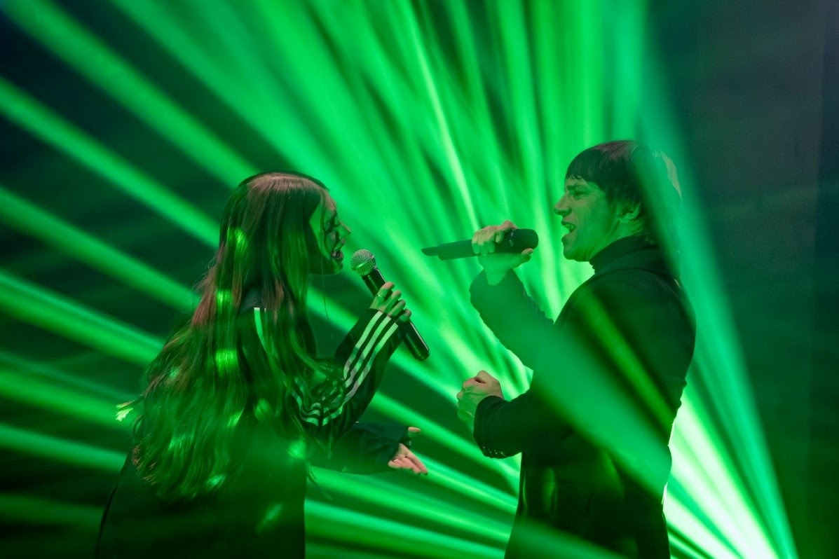 Turf y Yami Safdie presentan “Malas Decisiones”