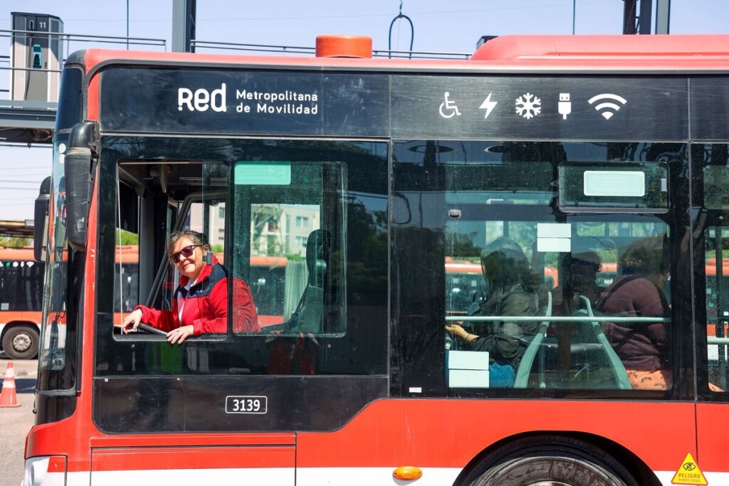 Mujeres conductoras en Red Movilidad crecen 142%: más de 2.300 ya manejan buses en Santiago