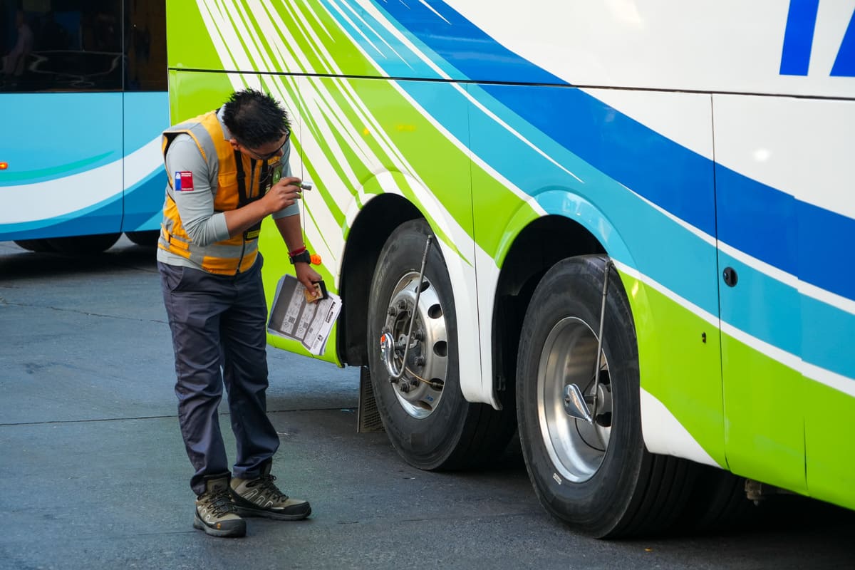 Gobierno refuerza controles en terminales y carreteras por fin de semana largo: más de 670 mil pasajeros se movilizarán