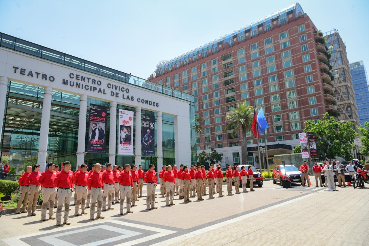 La comuna incorporó 50 nuevos inspectores —incluyendo 9 mujeres— alcanzando un total de 200 funcionarios certificados que fortalecerán la vigilancia, prevención del delito y control del espacio público. El modelo de seguridad de Las Condes es hoy referente nacional por su integración de tecnología, análisis de datos y formación especializada.