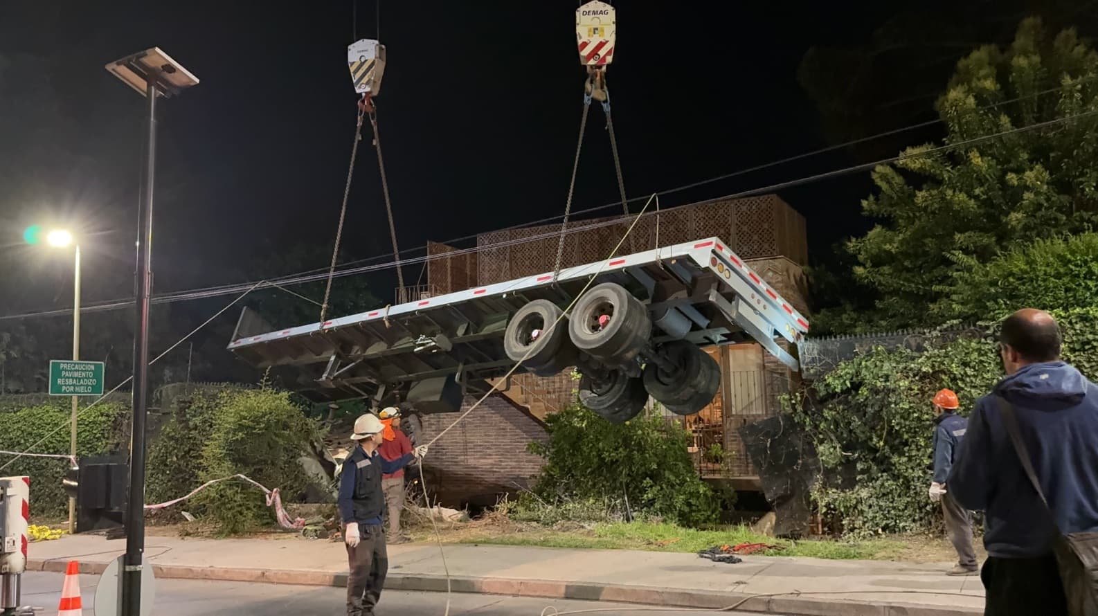 Las Condes: Operativo de emergencia de más de 8 horas para retiro de camión siniestrado