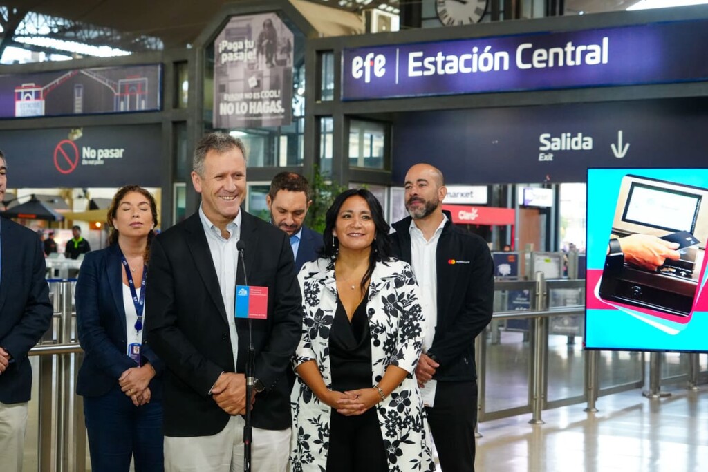 MTT anuncia incorporación de pago con tarjetas bancarias en el transporte público de Santiago