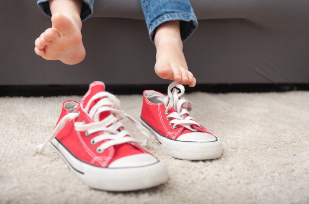 Primeros pasos infantiles: cuándo y cómo deben usar calzado los niños