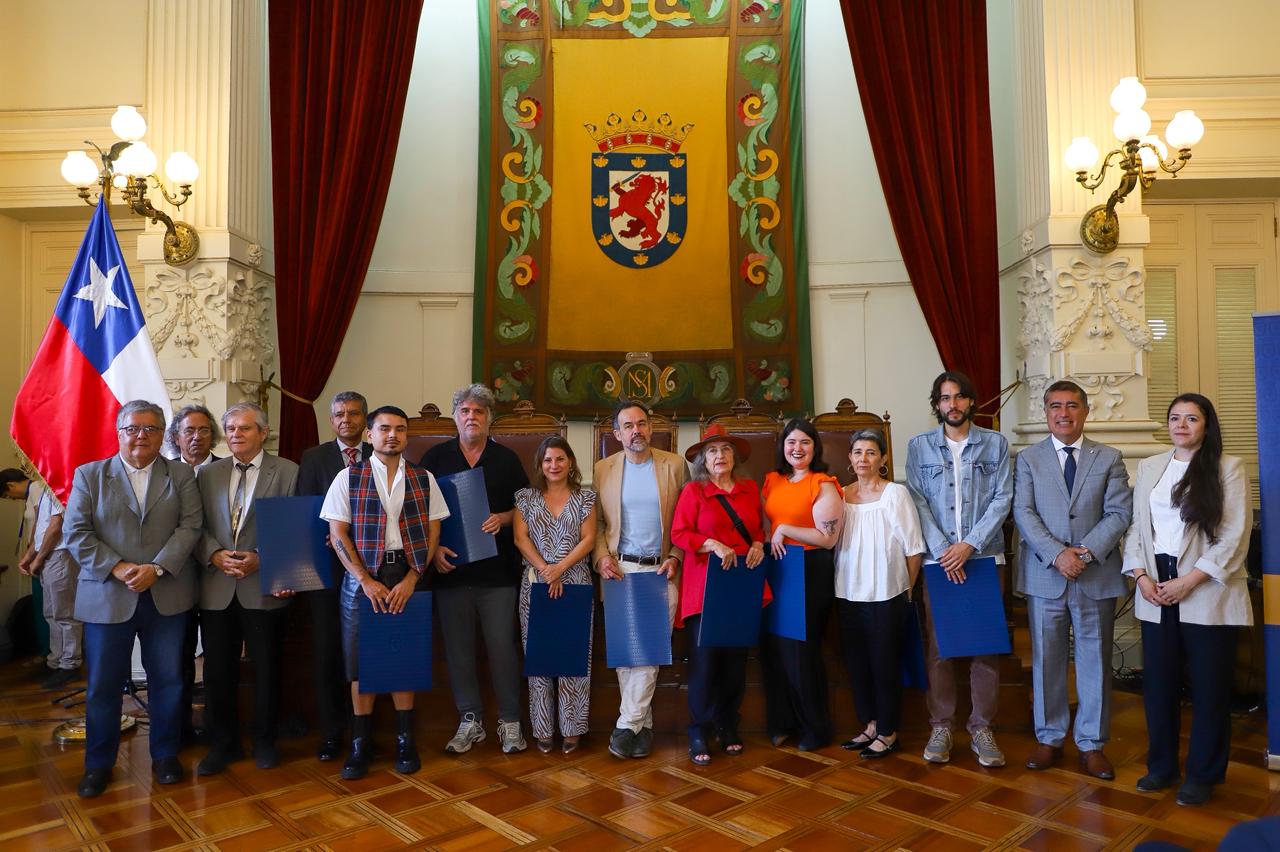 Con la participación de 300 escritores, realizan entrega de los Premios Literarios Santiago 2025