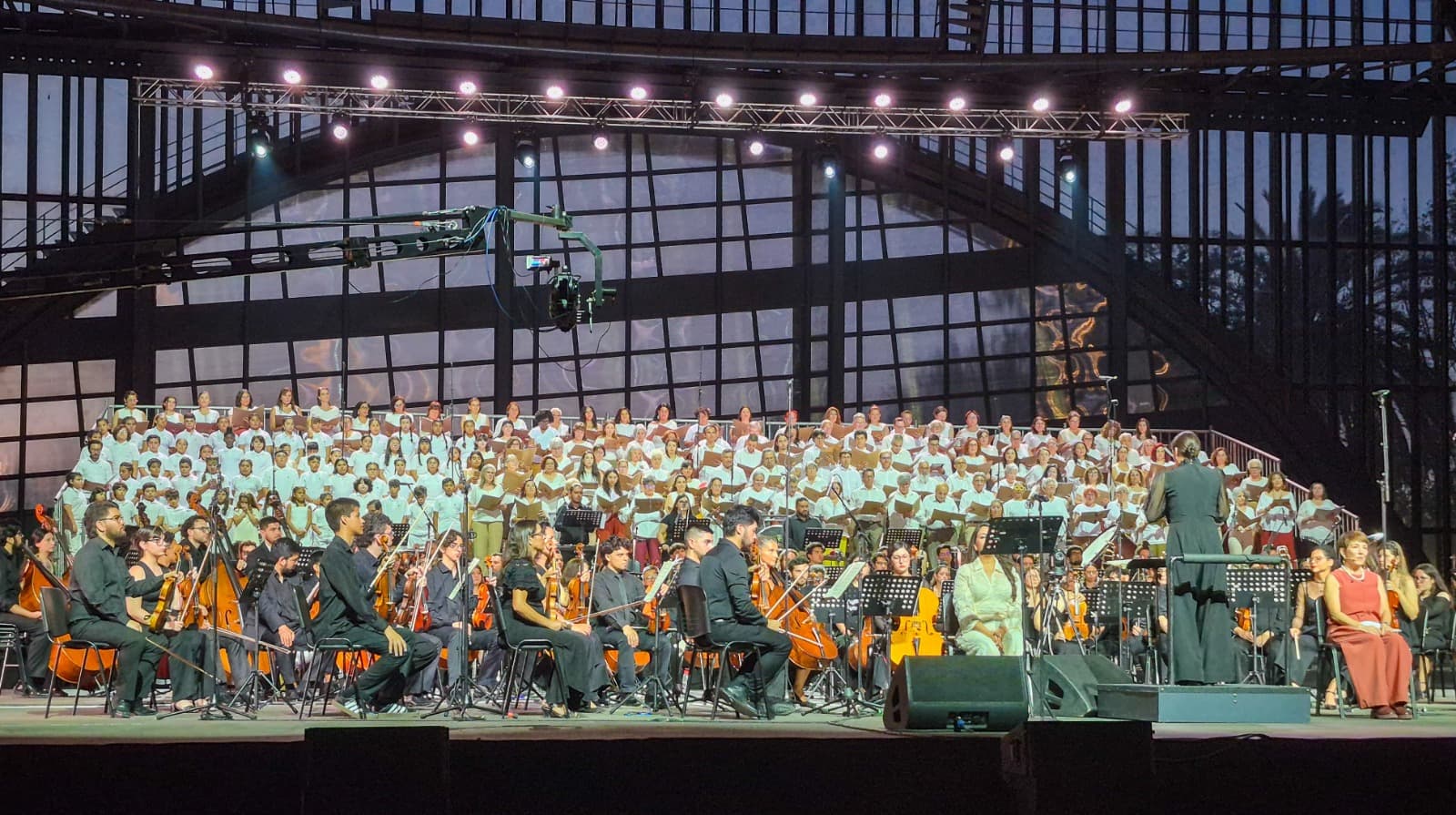 Estreno mundial de “Raíces y Alas” dio vida a una nueva edición del Gran Concierto por la Hermandad