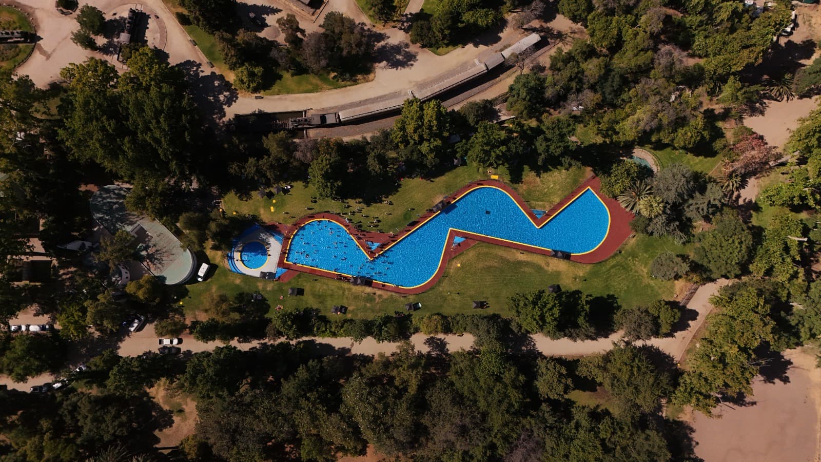 Tras seis años cerrada, Municipalidad de Santiago reinaugura la Piscina del Parque Quinta Normal