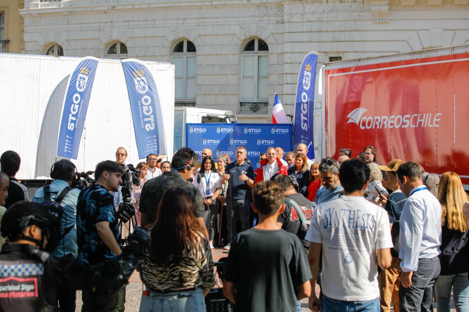 Santiago y CorreosChile envían 30 toneladas de ayuda solidaria a zonas afectadas por incendios en el sur