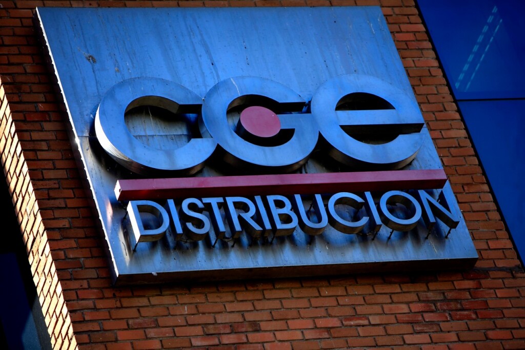 CGE restablece el suministro eléctrico al 88% de los clientes afectados por incendios forestales en Biobío