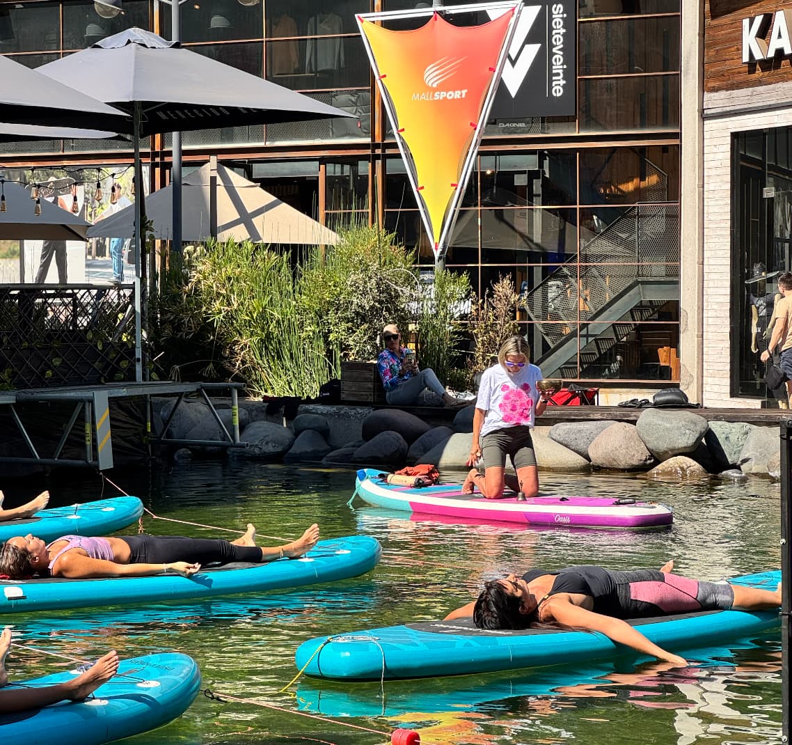 Yoga sobre el agua: vuelve el Yoga SUP a la Laguna de Mall Sport este verano