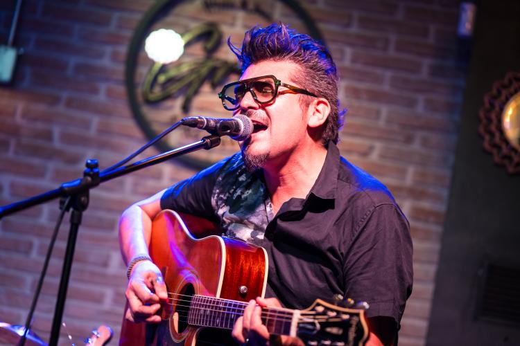 Felipe Urtubia estrena “MIGRAR”, una confesión sonora sobre el desarraigo y la identidad lejos de Chile