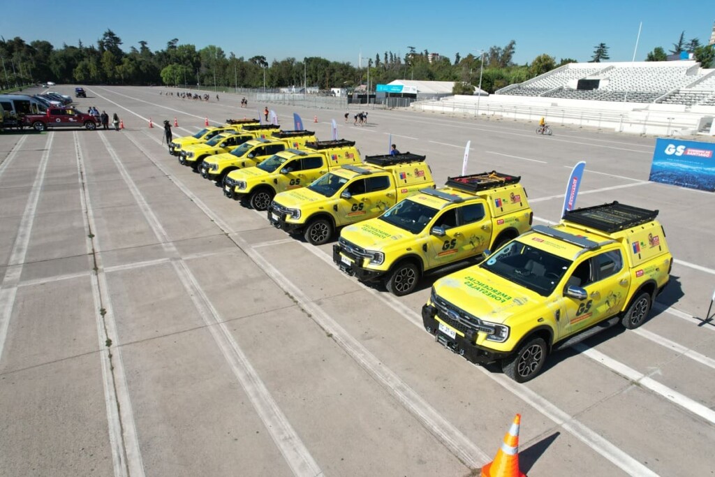 Gobierno de Santiago entrega siete camionetas forestales de primer ataque a CONAF para fortalecer el combate de incendios forestales