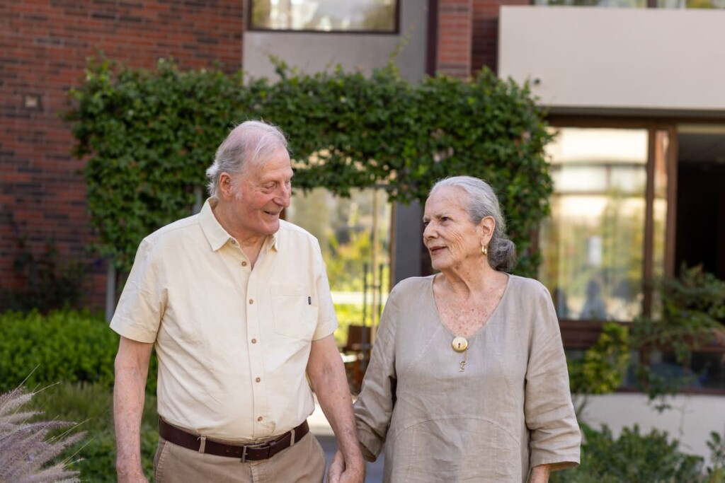 La perdida auditiva y el no escuchar bien aísla, acelera el deterioro cognitivo y aumenta los riesgos en las personas mayores