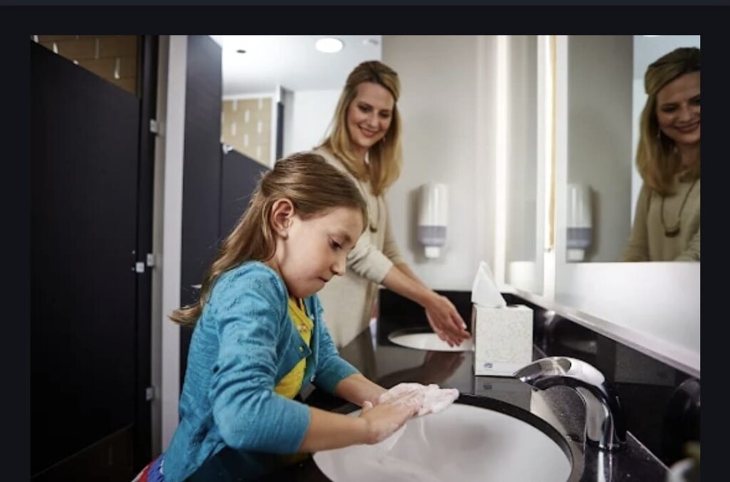 Baños en la mira: la higiene ya impacta la salud, la productividad y la experiencia en Chile