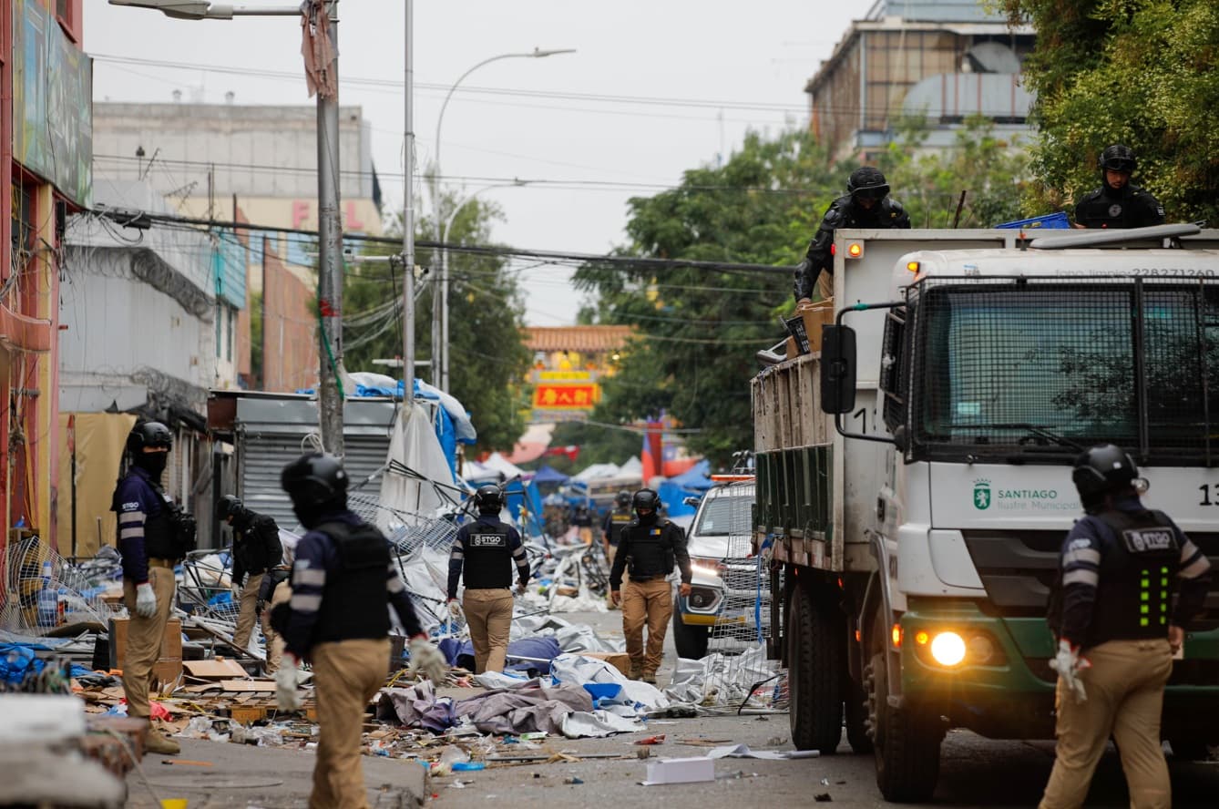 Municipalidad de Santiago encabeza tercer despeje de toldos azules en Barrio Meiggs
