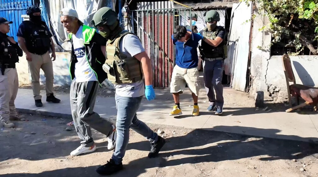 Carabineros y municipio de La Cisterna realizan operativo de desalojo y demolición parcial de inmueble