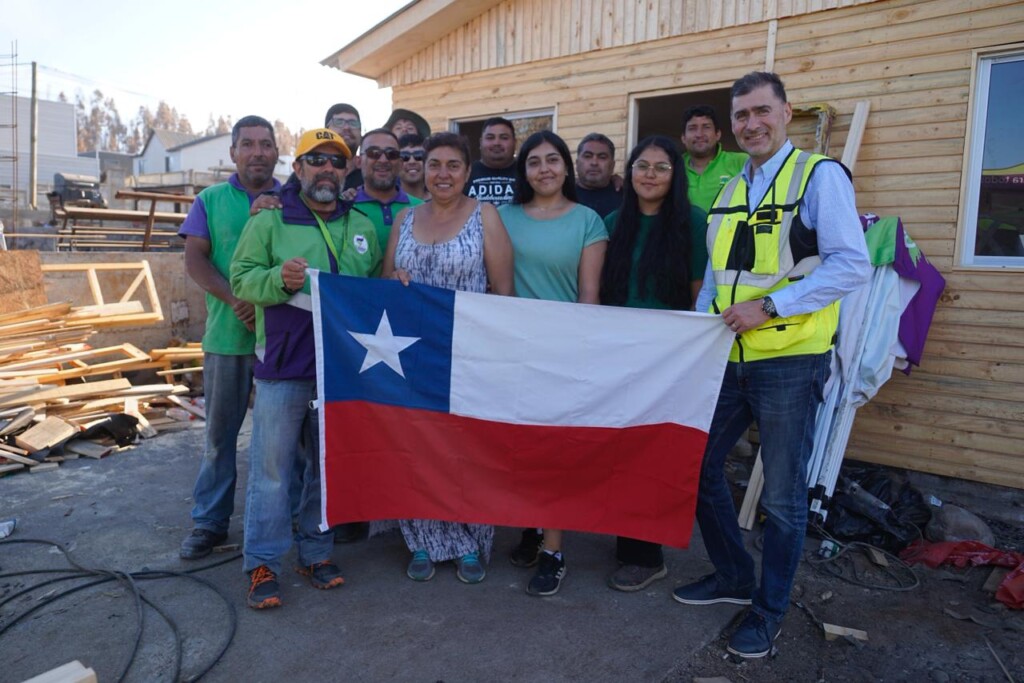Municipalidad de El Bosque entrega las primeras viviendas de emergencia en El Edén para familias afectadas por incendios forestales
