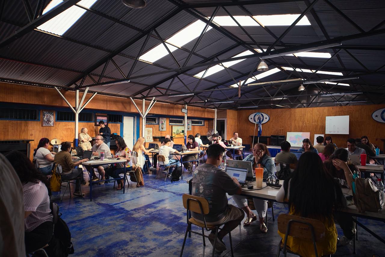 Quilicura “apaga” la IA: 50 vecinos responden al mundo con inteligencia humana para frenar el consumo de agua