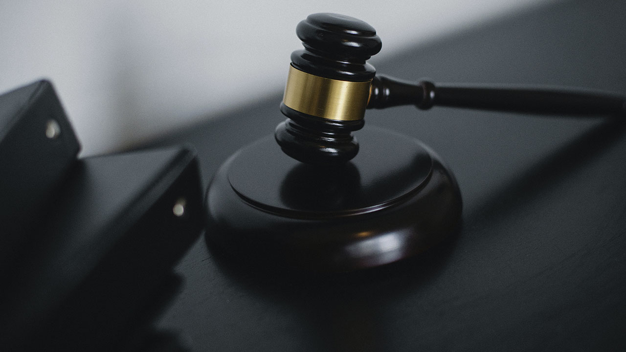 Del papel a lo digital: La hoja de ruta para modernizar la justicia local en Chile