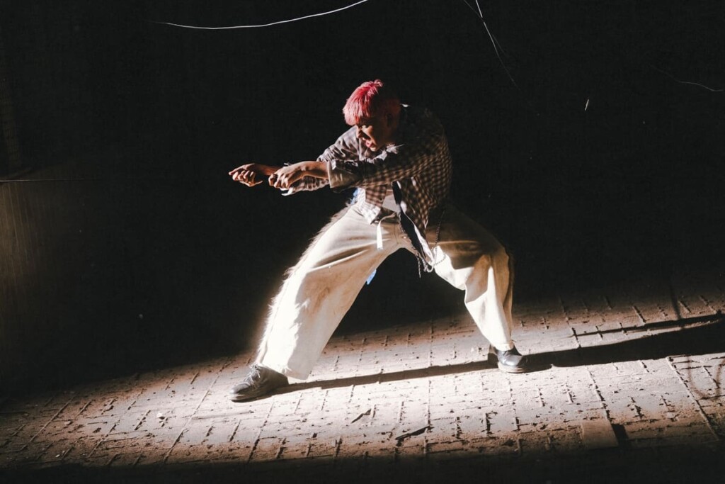 Paco Miranda profundiza en la herida emocional con “CAER”, adelanto crudo y confrontacional de “Metástasis”