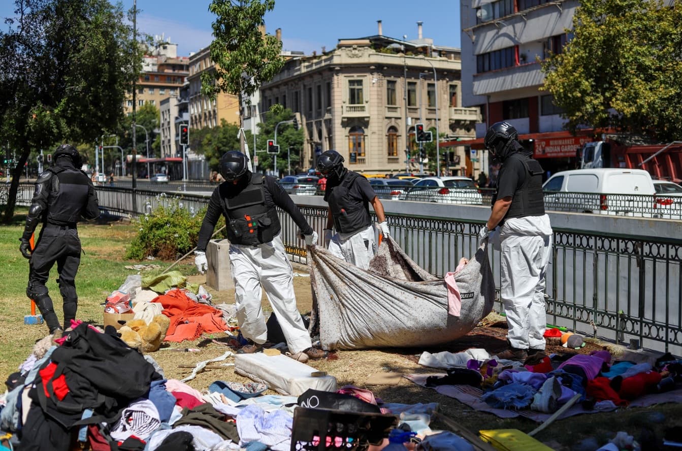 Santiago: Tres detenidos, armas y celulares incautados deja operativo en zona del Mercado Central